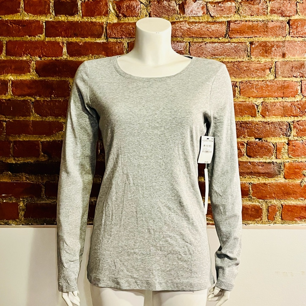 Woman’s Nordstrom gray long sleeved shirt.